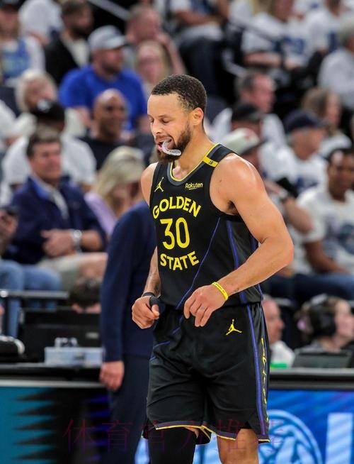 库里穿着德文-布克联名款Blazer板鞋步入大通中心 库里穿着德文-布克联名款Blazer板鞋步入大通中心